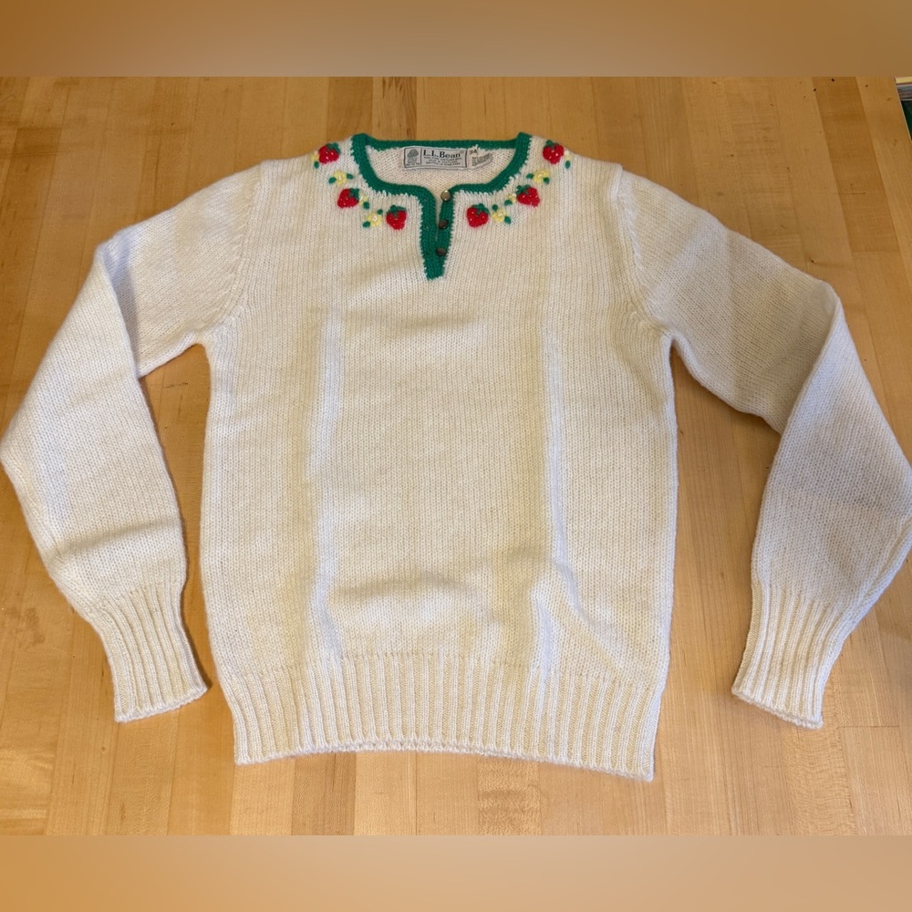 Vintage L.L. Bean 1980s cottage core 100% wool embroidered knit 🍓sweater Size 34